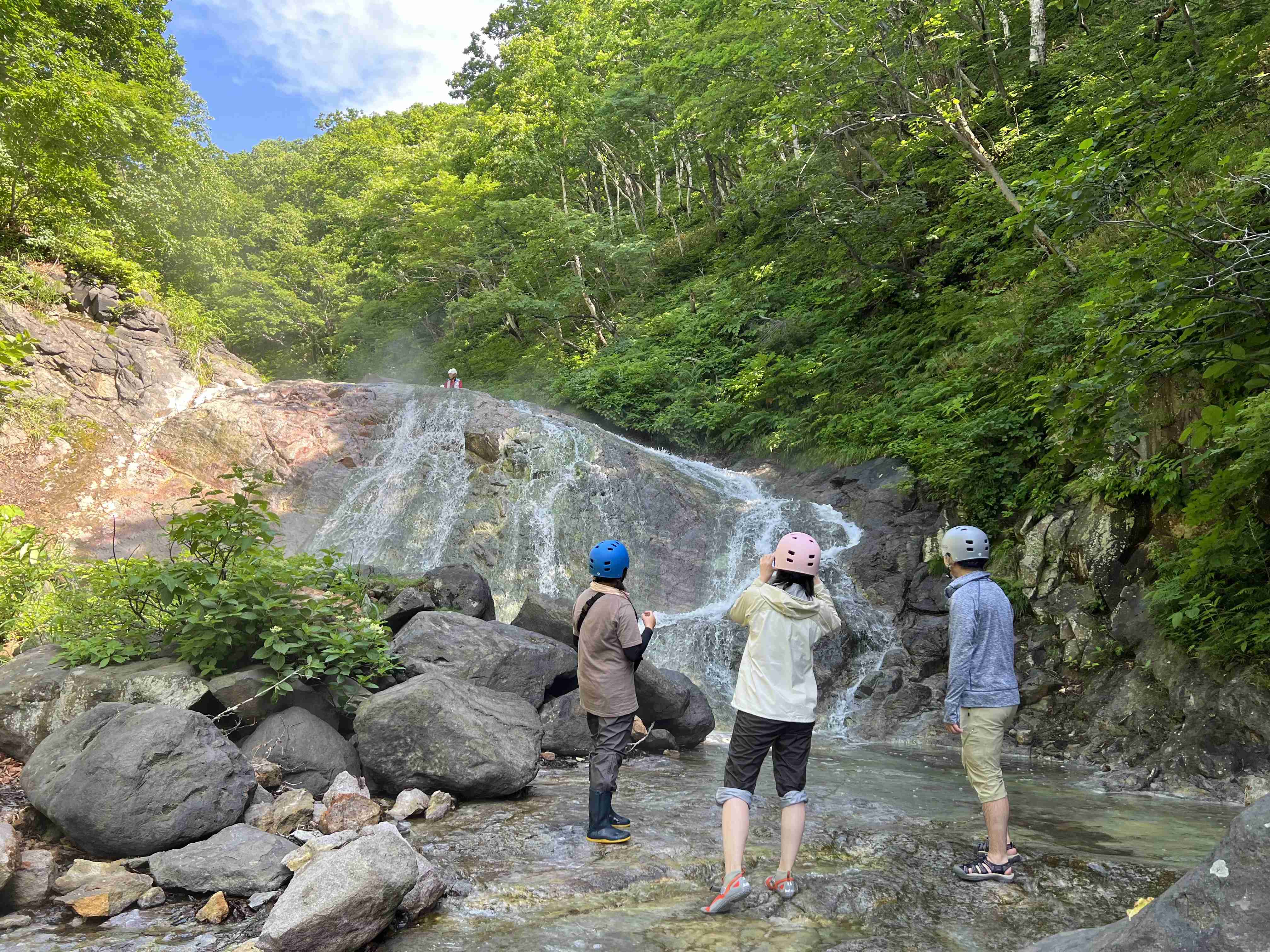 🏞️ 카무이왓카 온천 폭포(카무이왓카 유노타키)